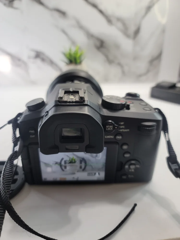 Leica V-Lux Typ 114 Digital Camera with Accessories image indicator(8)