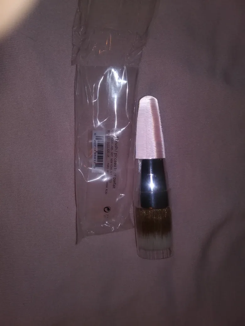 Clinique 4.5" Foundation Brush image indicator(3)