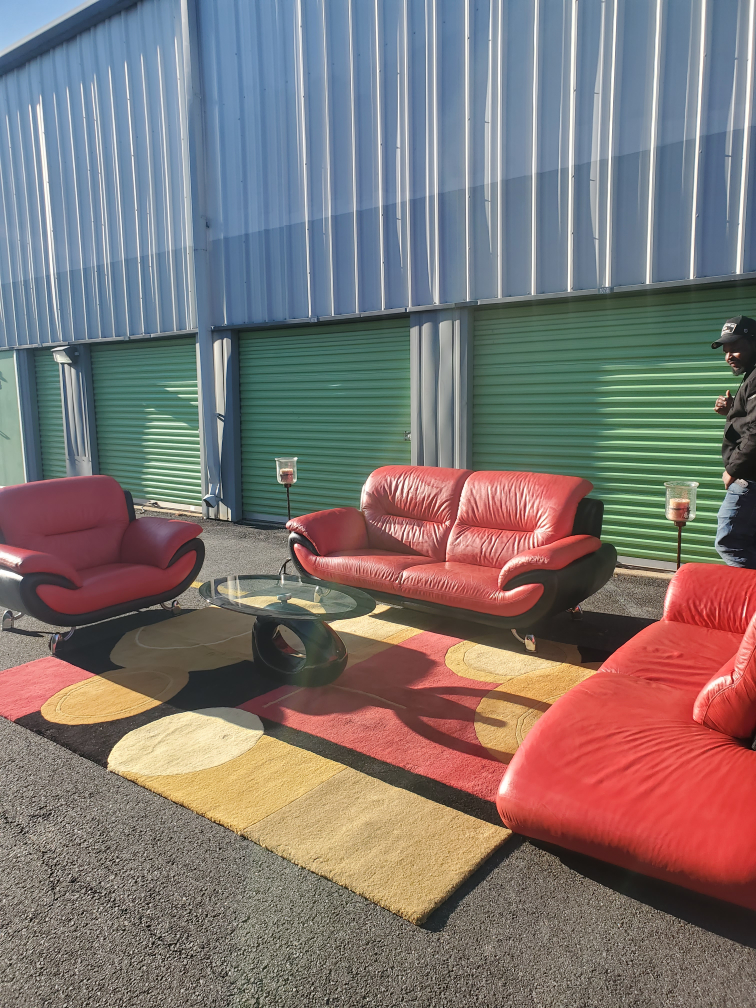Ramour & Flanigan red/black complete living room set. - photo 2