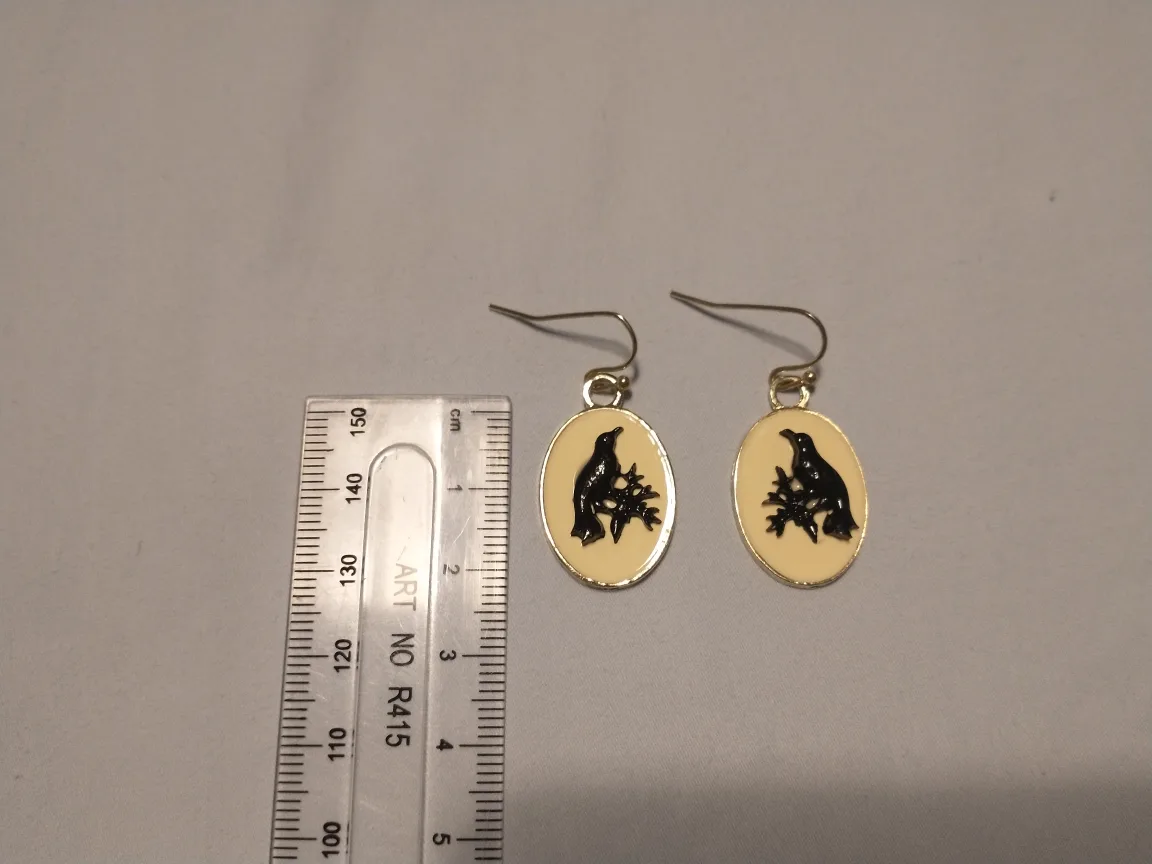 Oval vintage style raven cameo earrings image indicator(2)