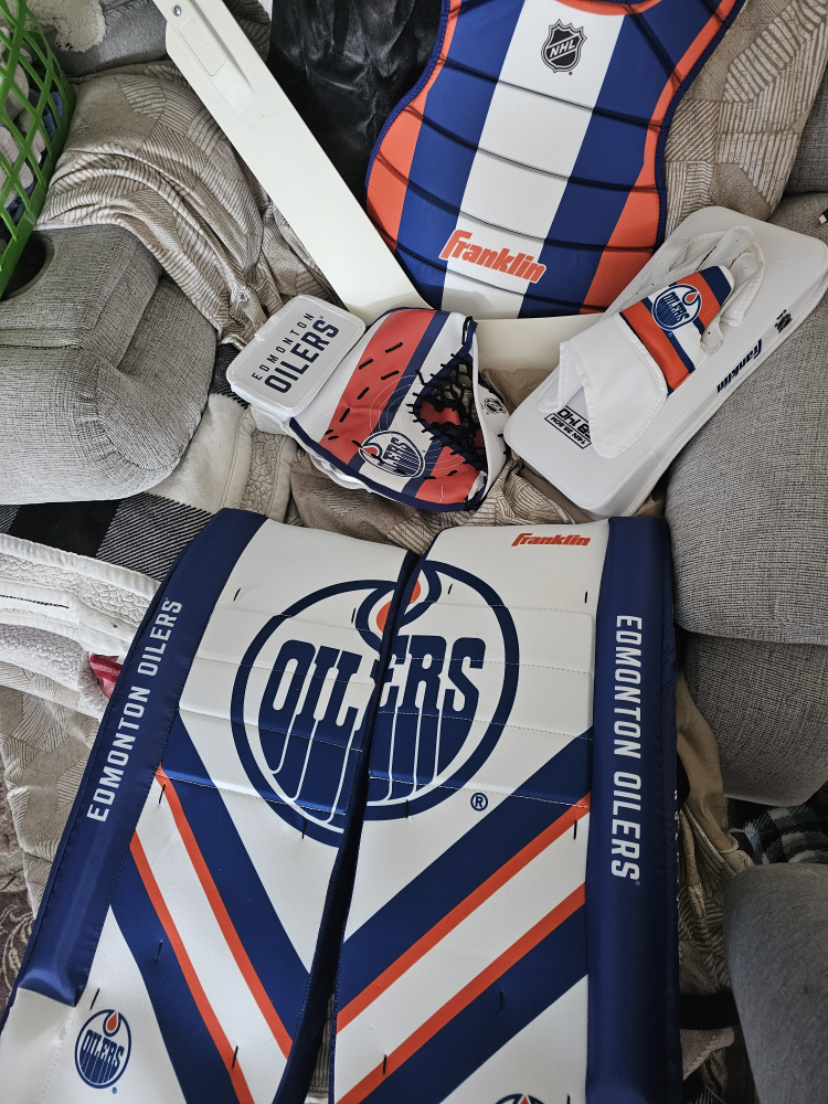 Oilers field hockey goalie outfit comes with net