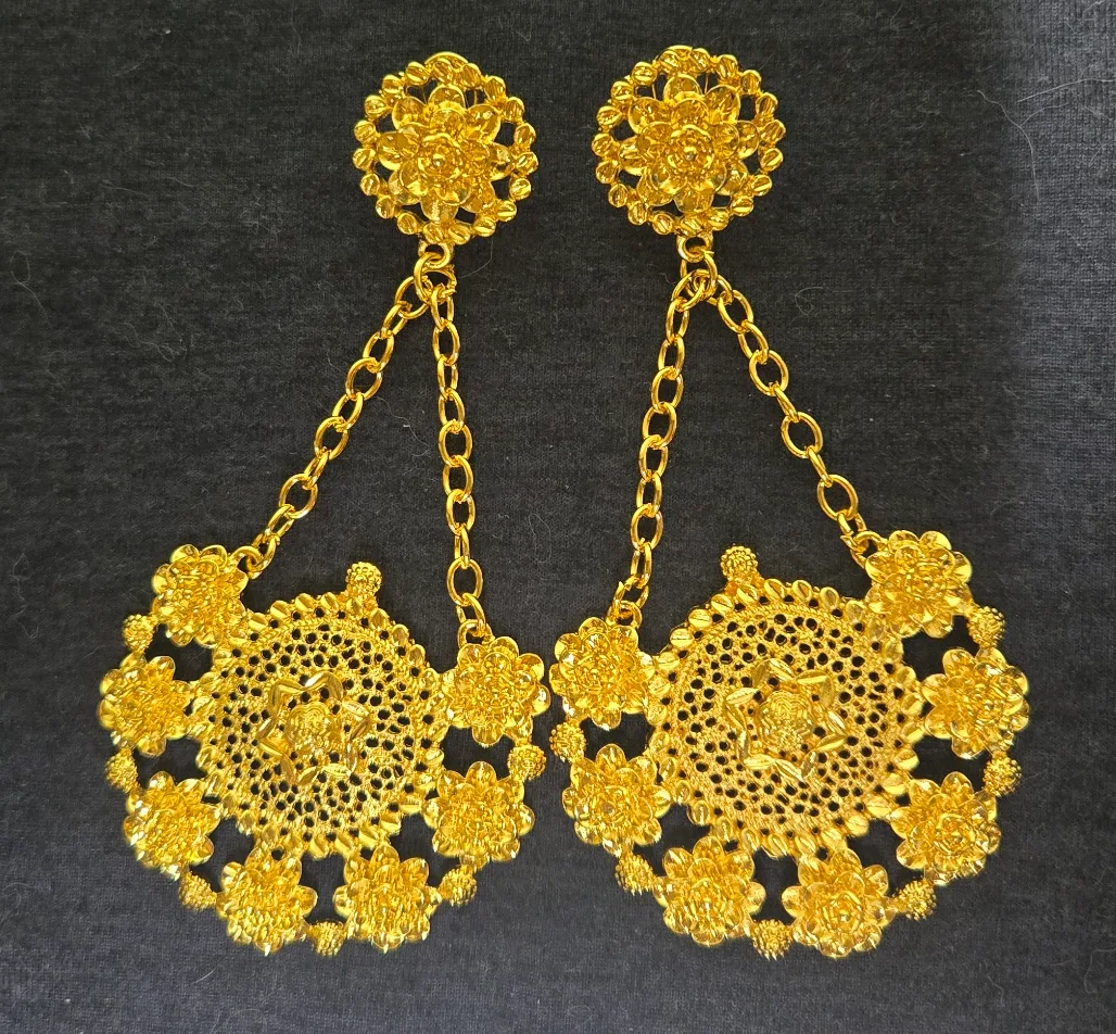 Golden jewellery jewelry set: necklace, bracelet, earrings, ring image indicator(5)