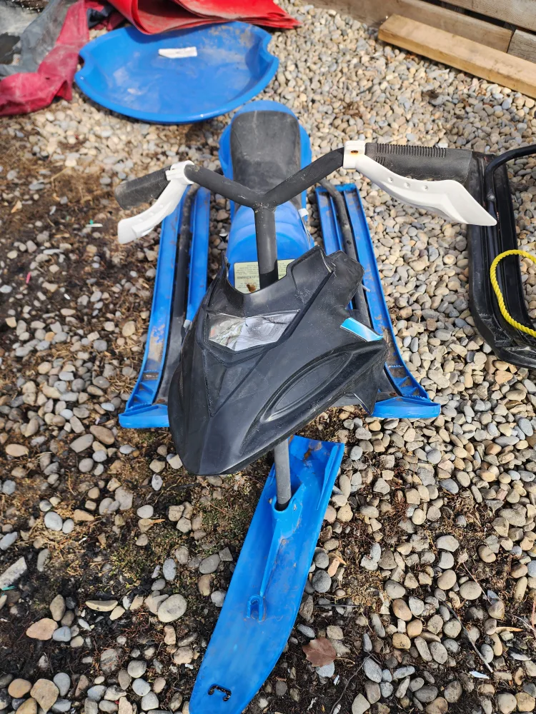 Two snow sleds image indicator(2)