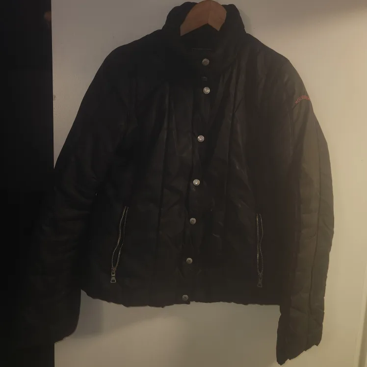 Guess  jacket image indicator(2)