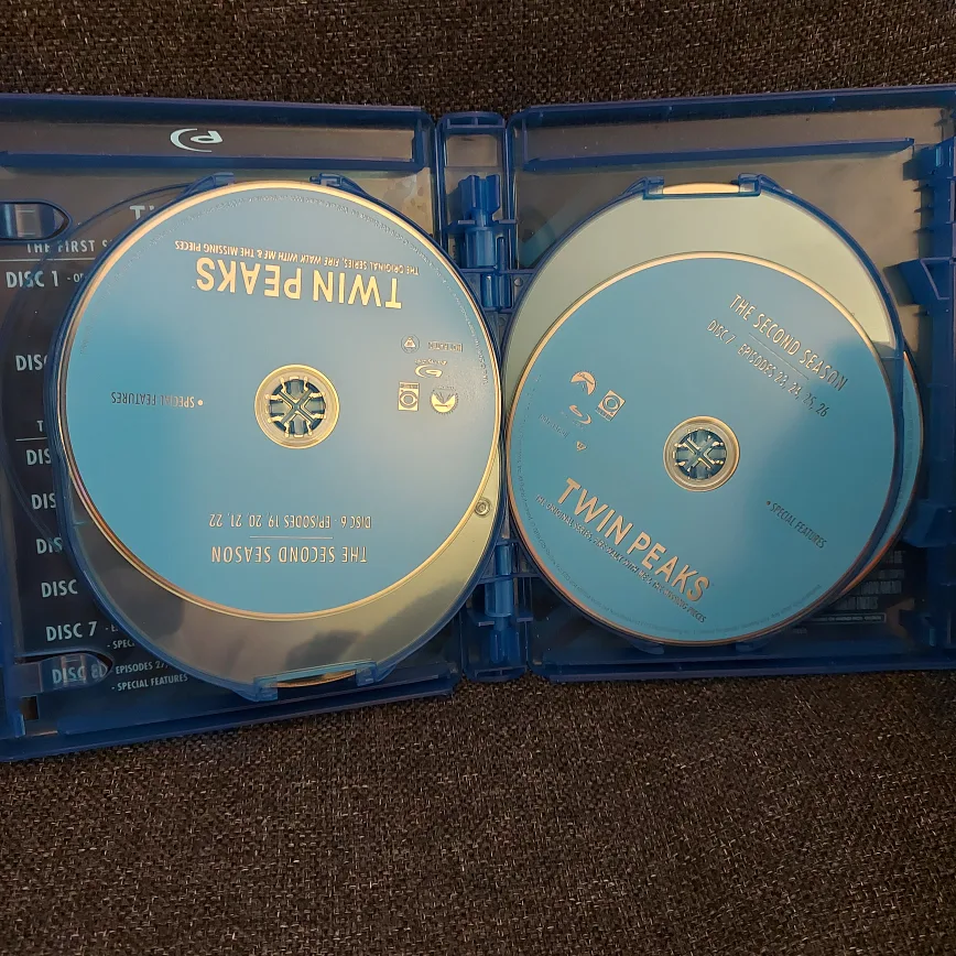 Twin Peaks:  1 & 2 season plus movie Blu-ray image indicator(6)