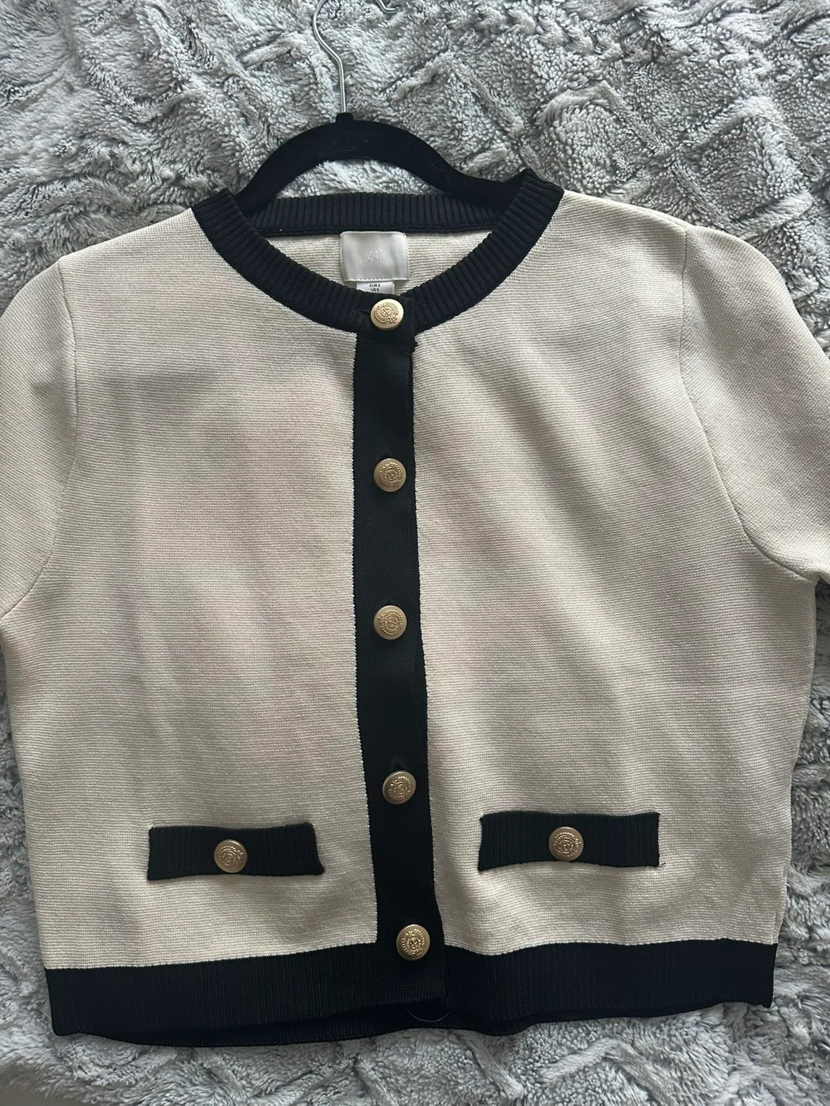 Short sleeved cardigan image indicator(5)