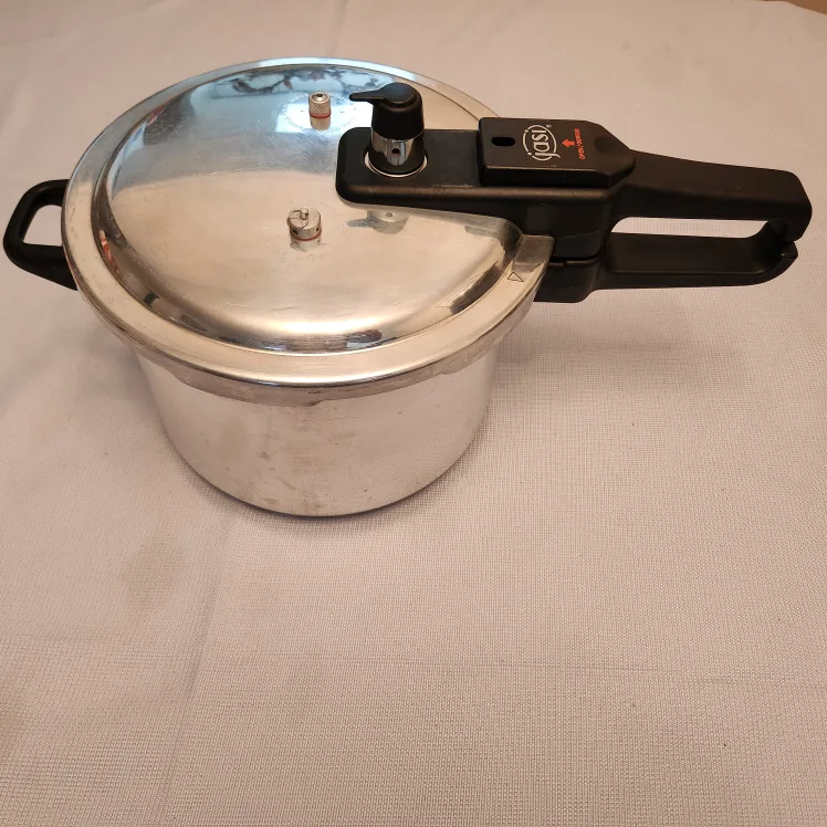 Jasi 6-Quart Pressure Cooker thumbnail