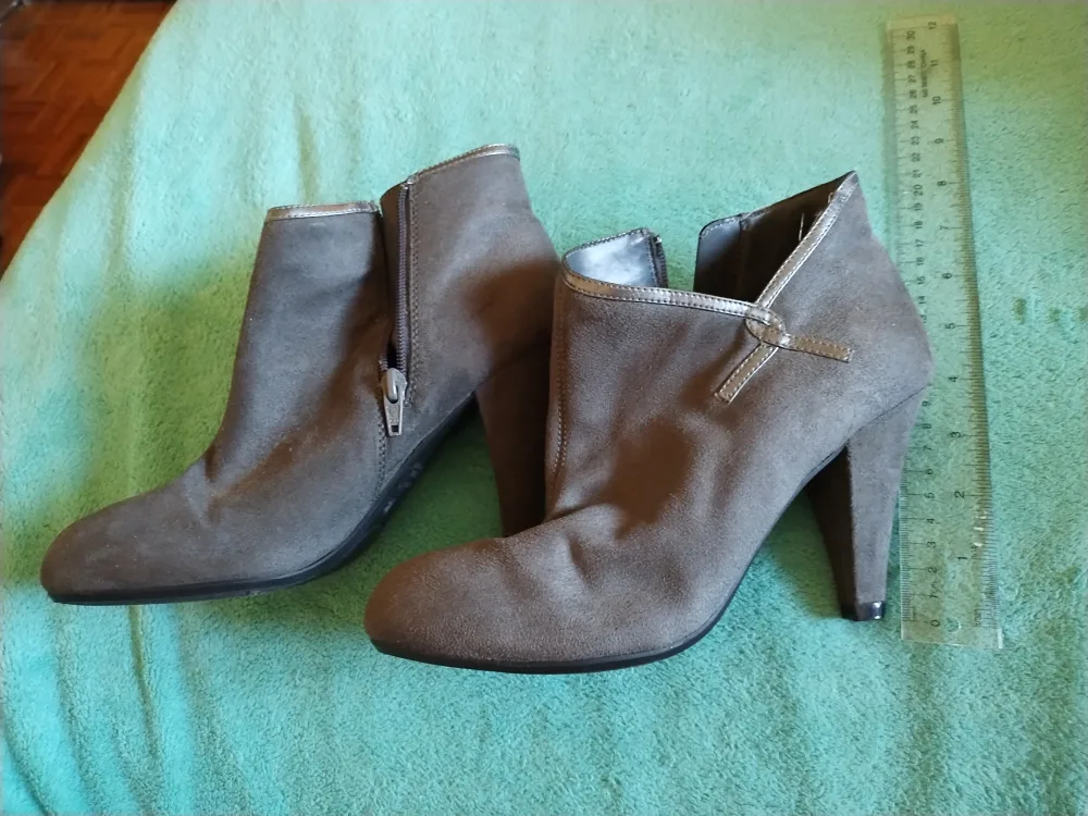 Women's Grey Suede Ankle Boots image indicator(2)