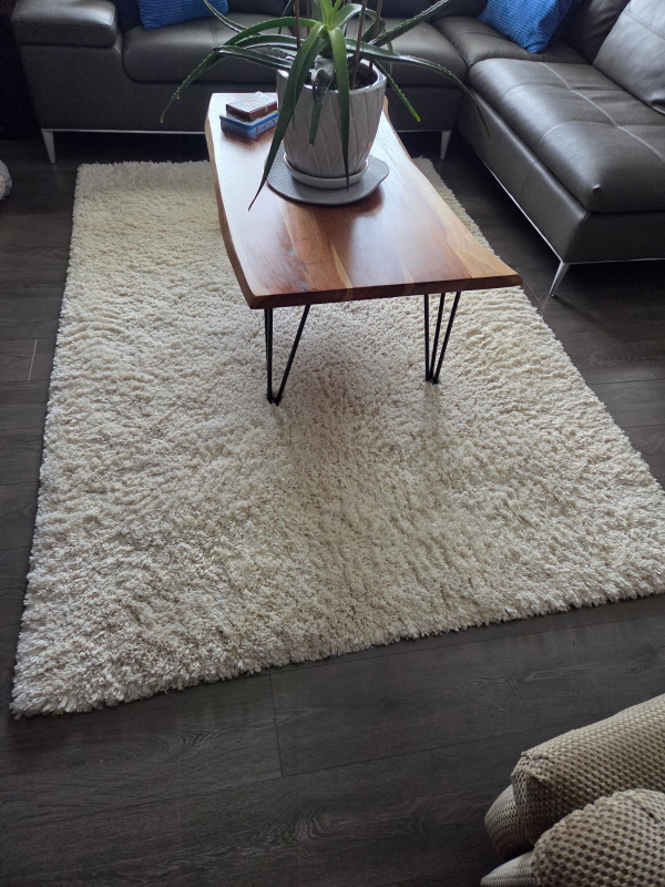 Cream-coloured Shag Rug