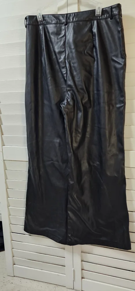 Boohoo Black Leather Look Wide Leg Trousers - Size 12 image indicator(5)