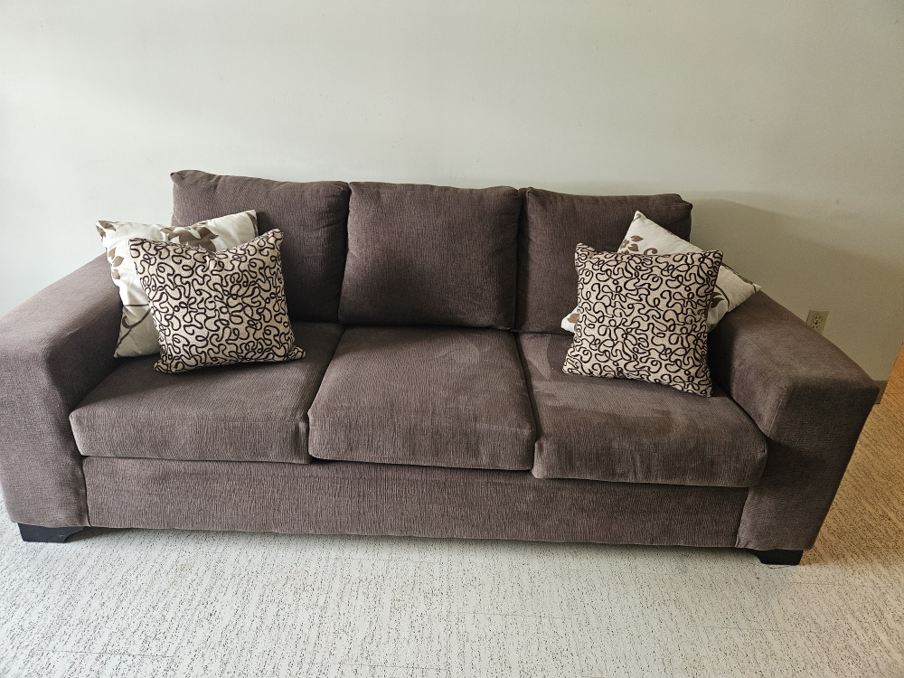 Brown 3-seater Sofa with Throw Pillows