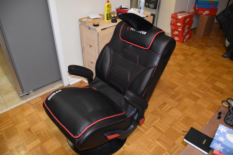 Gaming Chair w/ Speaker Built In