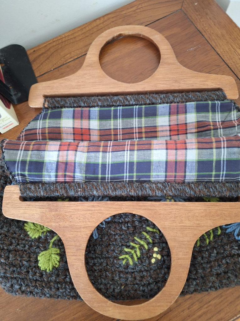 Vintage Crochet Handbag with Wooden Handle - photo 2