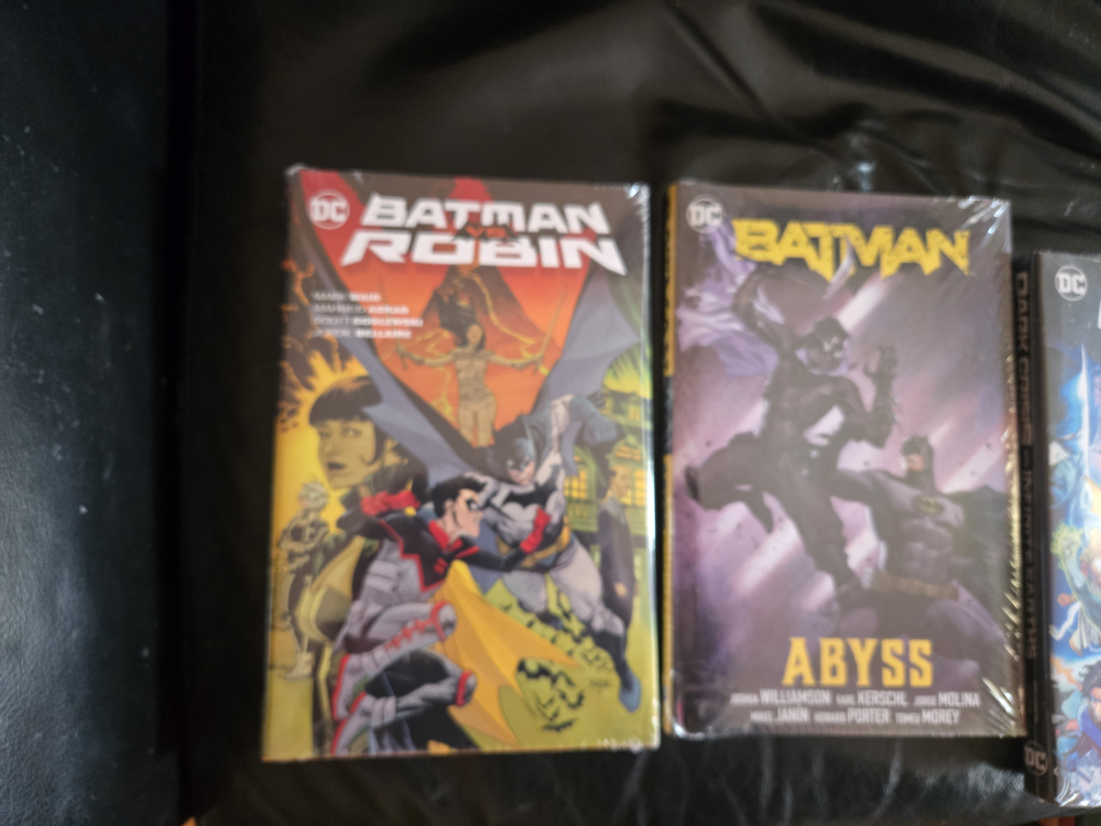 DC Comics Graphic Novels Plus One Marvel - Lot of 5 - photo 2