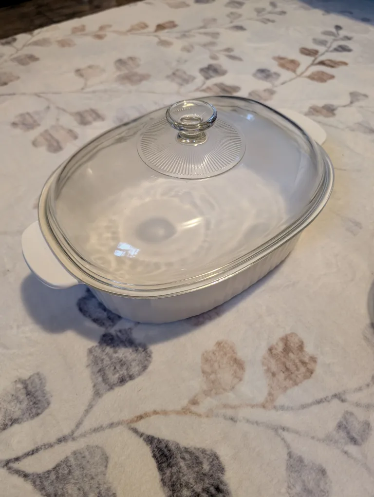 2 Corningware Baking Dishes with Lids image indicator(2)