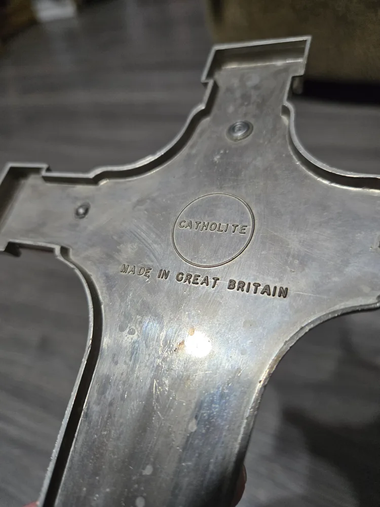 Vintage Cayholite Crucifix Made in Great Brittain image indicator(2)