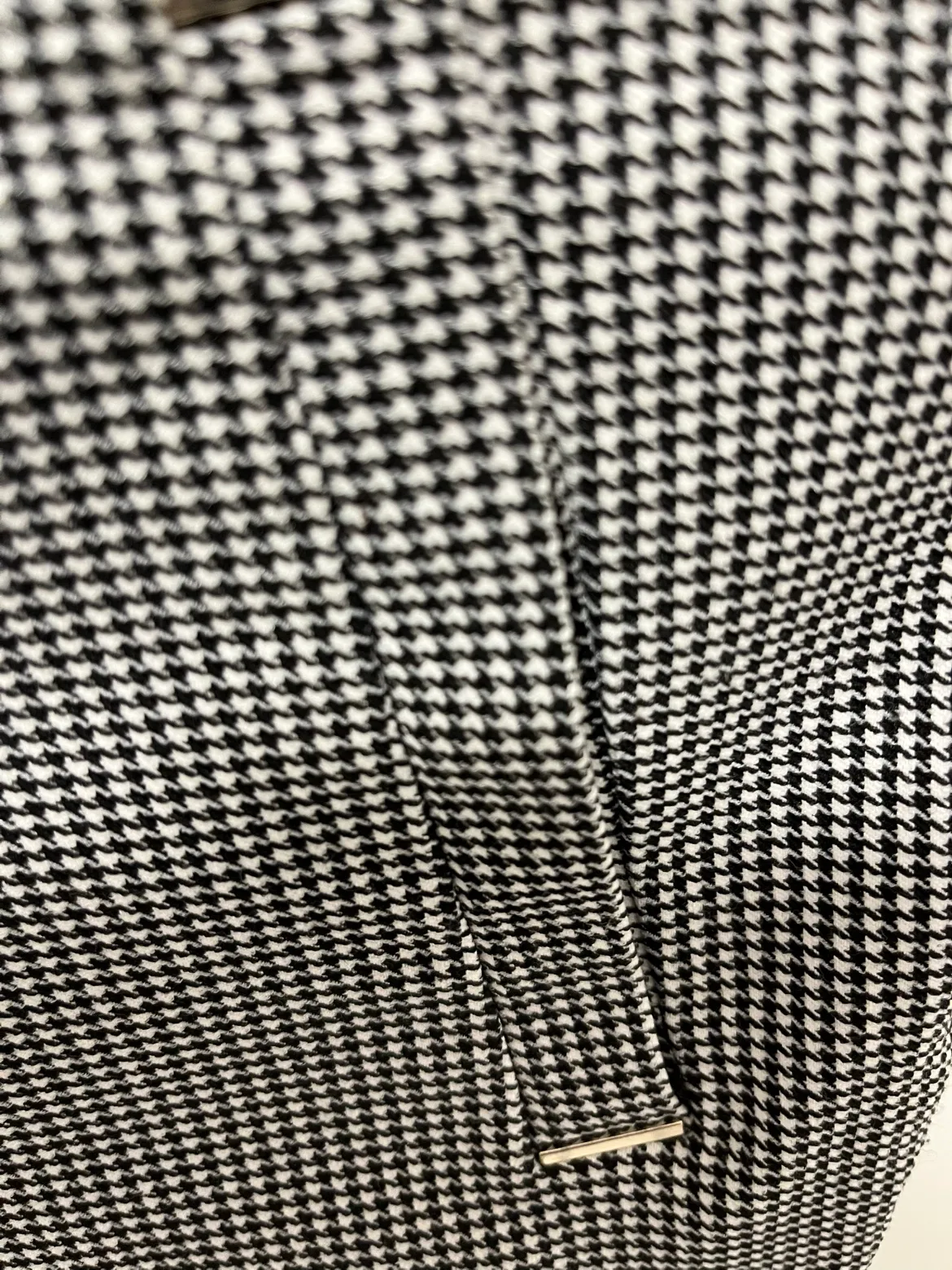 Château Women's Size 8 Black and White Houndstooth Pants image indicator(3)