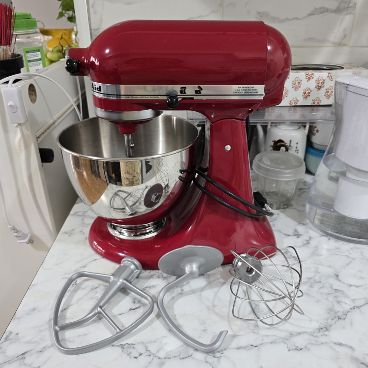 KitchenAid 300-Watt Stand Mixer - Red