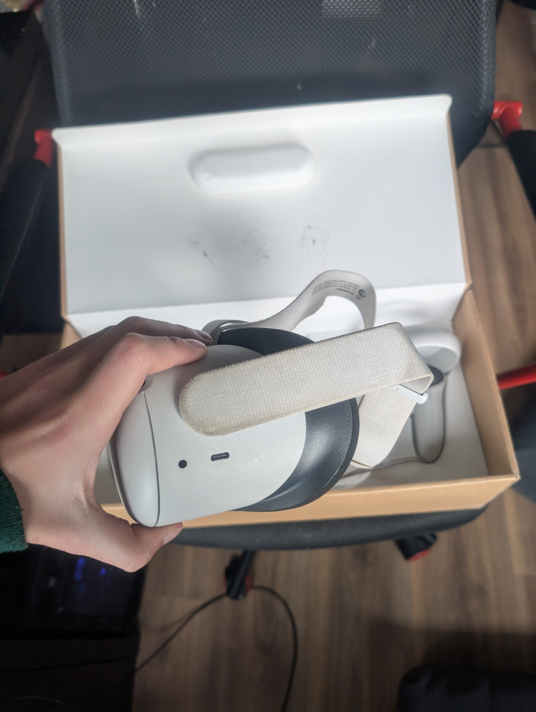 Meta Quest 2 VR Headset - White - Excellent Condition - photo 2