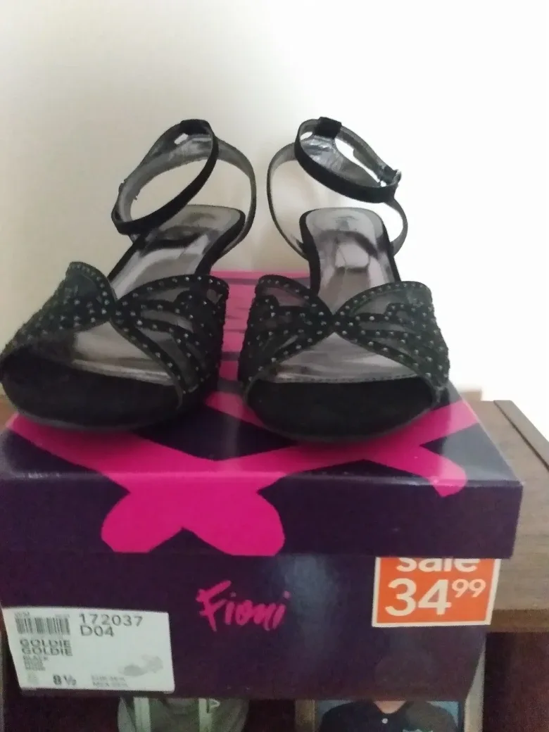 Beautiful Fioni Women's Black Ankle Strap Sandals Size 8 1/2 image indicator(5)