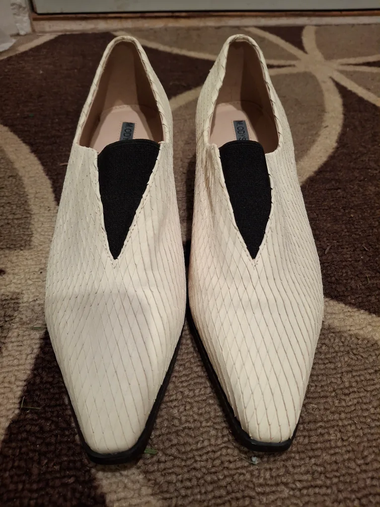 Odyssey Women's White Leather Low Heels image indicator(2)