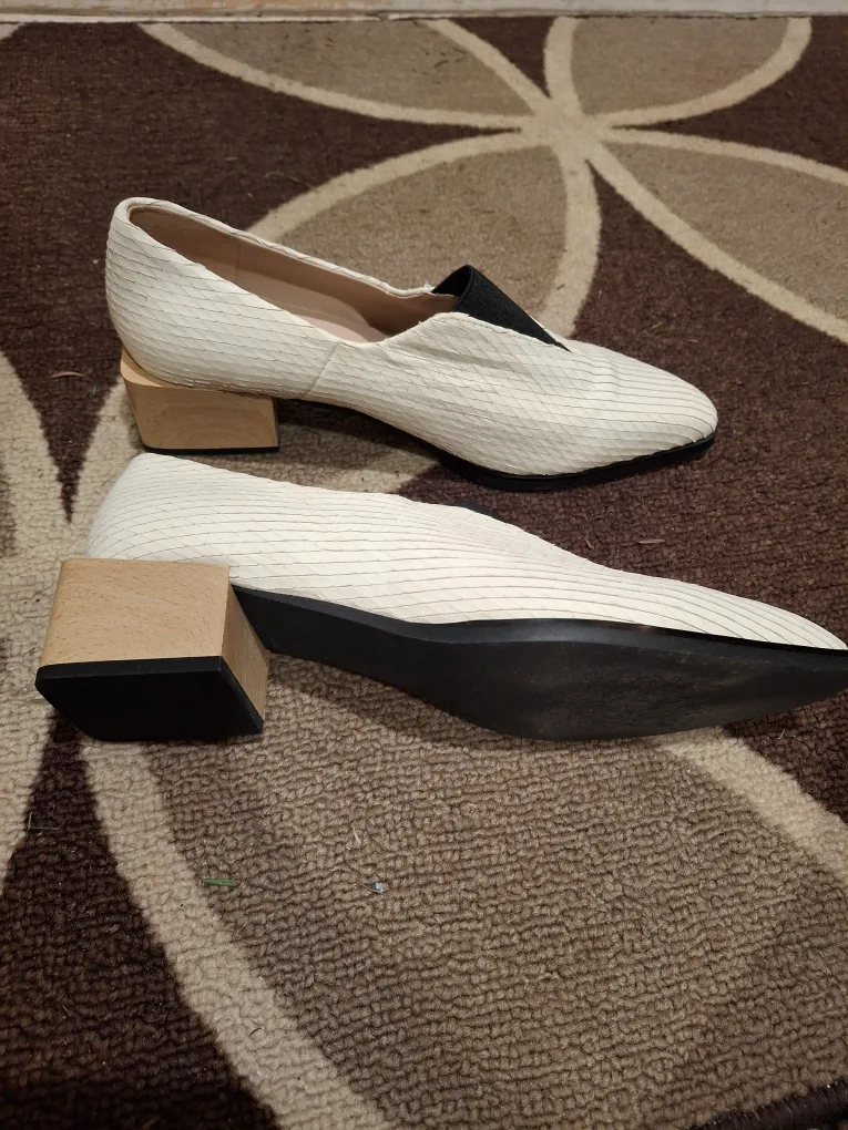 Odyssey Women's White Leather Low Heels image indicator(3)