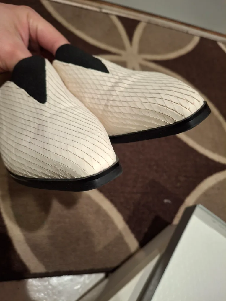 Odyssey Women's White Leather Low Heels image indicator(4)