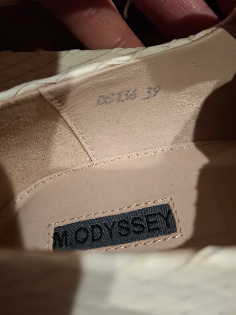 Odyssey Women's White Leather Low Heels image indicator(6)