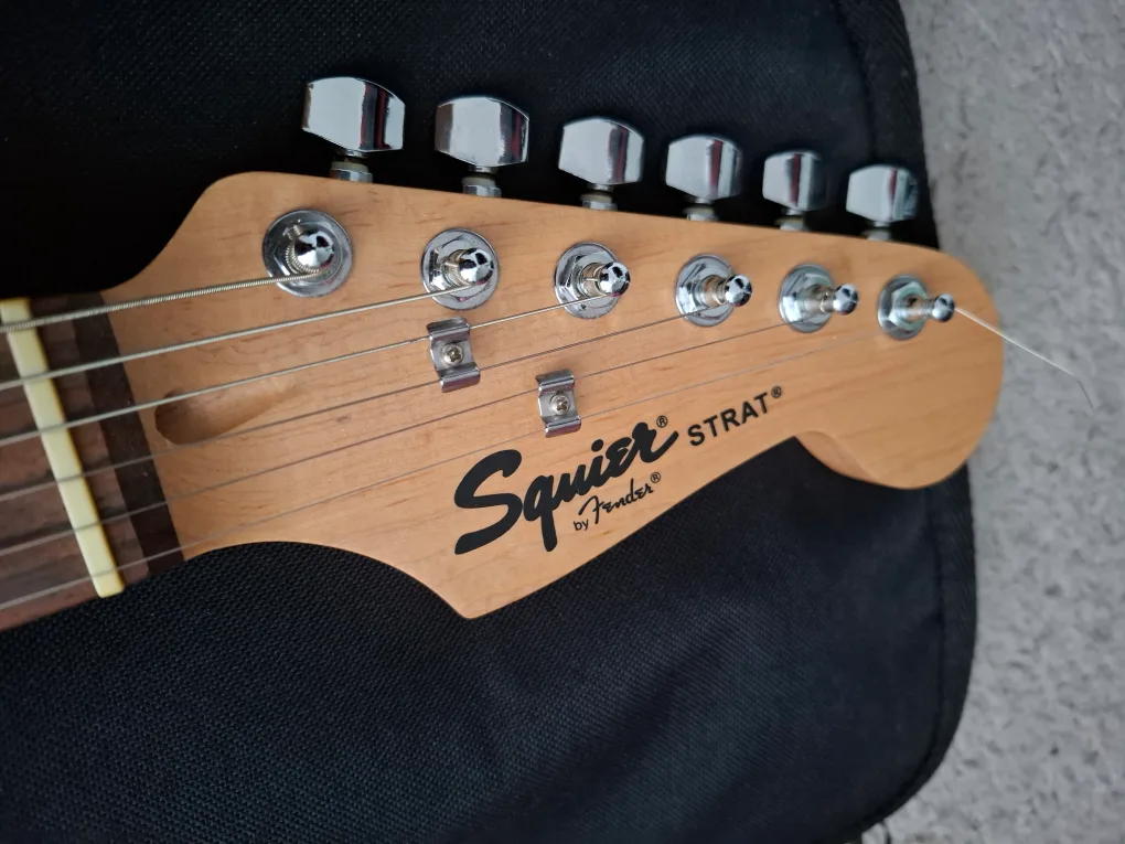 Squier by Fender Stratocaster Electric Guitar Package image indicator(3)