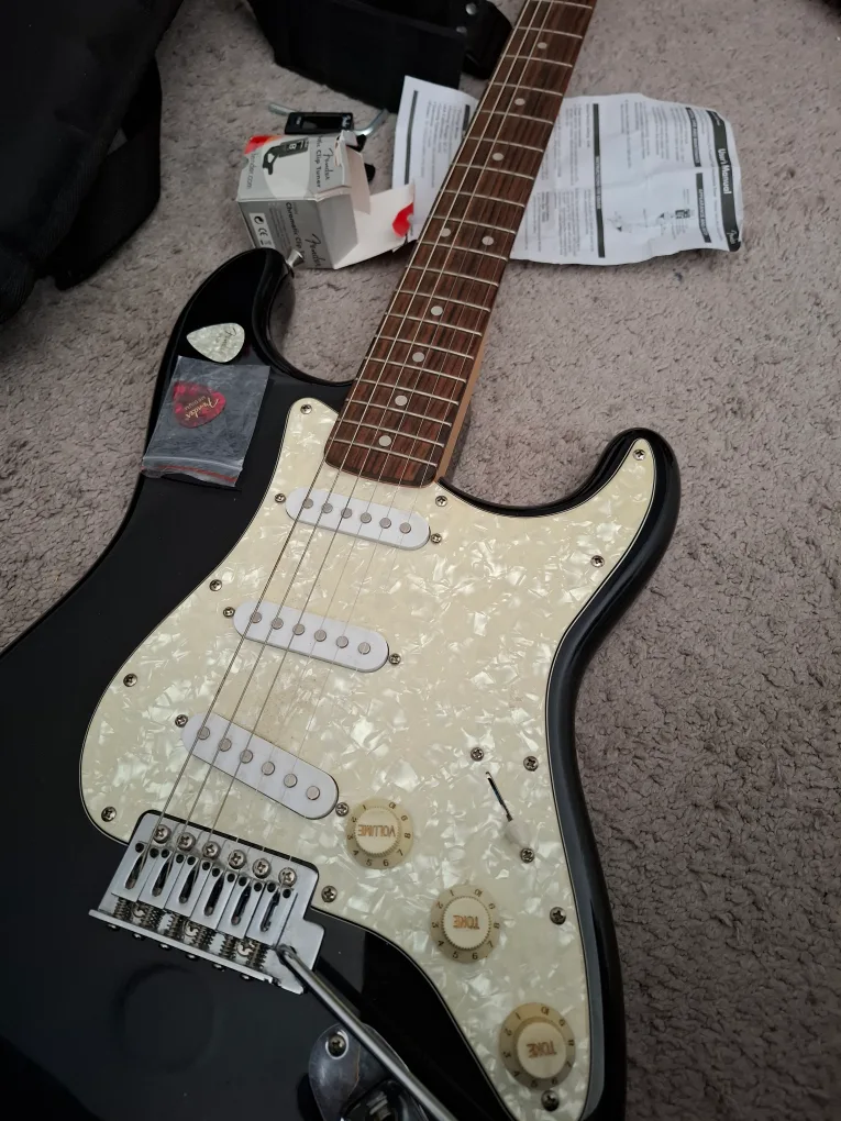 Squier by Fender Stratocaster Electric Guitar Package image indicator(7)