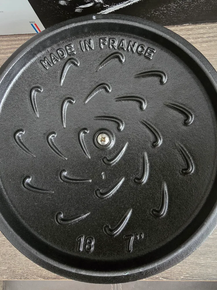 Staub Cocotte 18cm Round French Oven - Eucalyptus 1.6 liters image indicator(2)