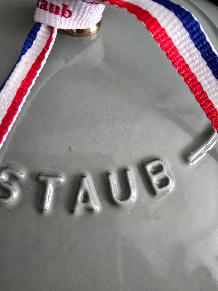 Staub Cocotte 18cm Round French Oven - Eucalyptus 1.6 liters image indicator(7)