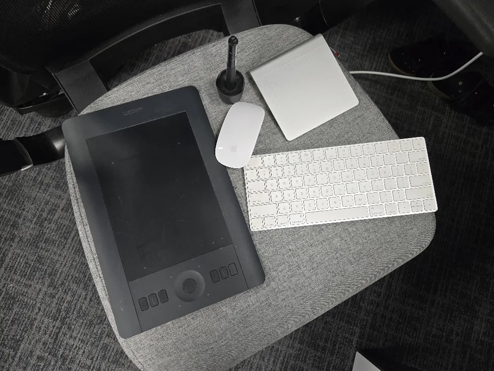 iMac 27-inch 2020 + Accessories + Hard Case image indicator(3)