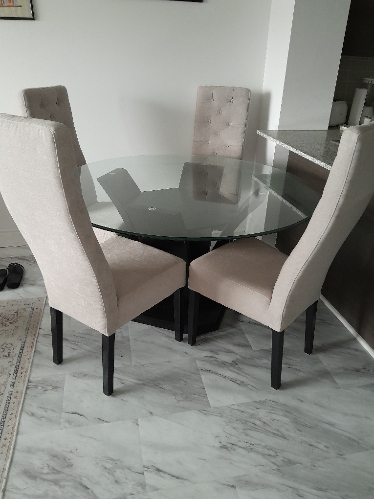 Just today price dropped-A glass dining table +4 chairs,
