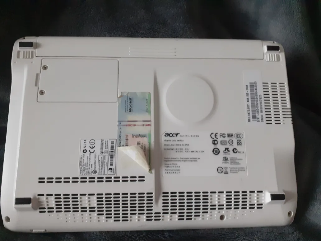 Acer Aspire One AO150 Netbook - White thumbnail