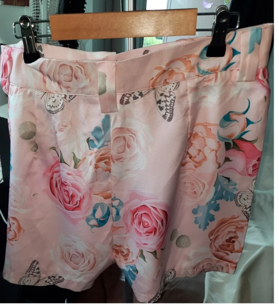 Pink Floral Shorts and Blazer Set image indicator(3)
