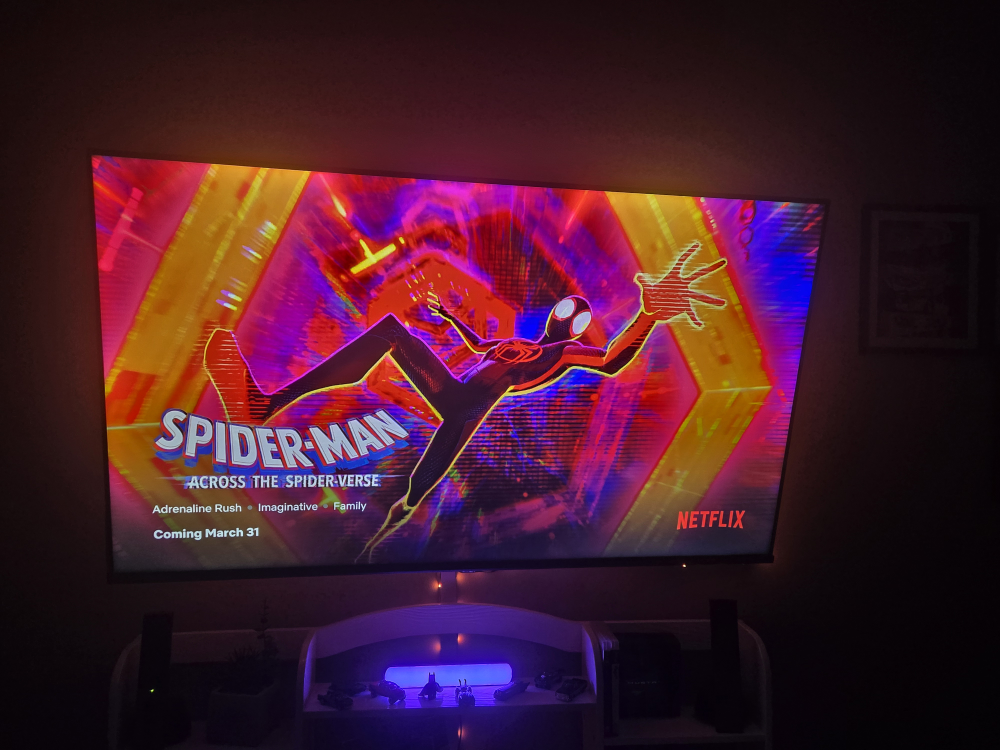 Samsung 43" 4K UHD Smart TV + RGB Lights, Light Bar