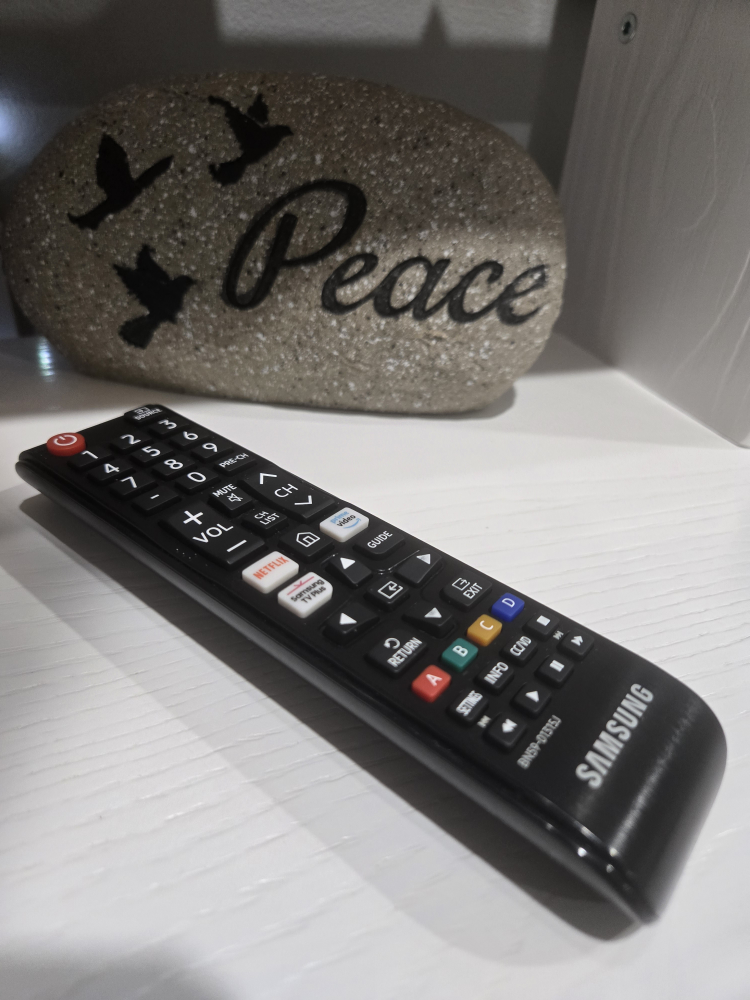 Samsung 43" 4K UHD Smart TV + RGB Lights, Light Bar - photo 2