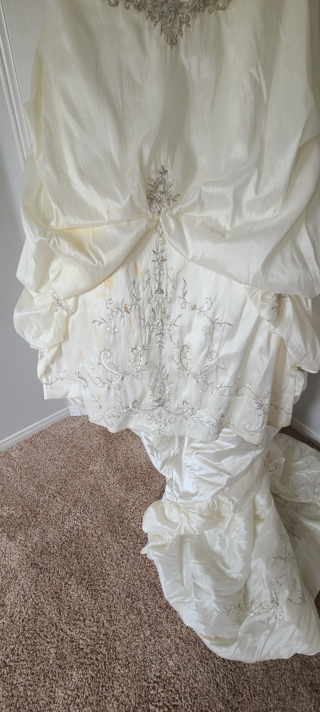 Beautiful Off-White Wedding Gown with Embellishments - photo 4