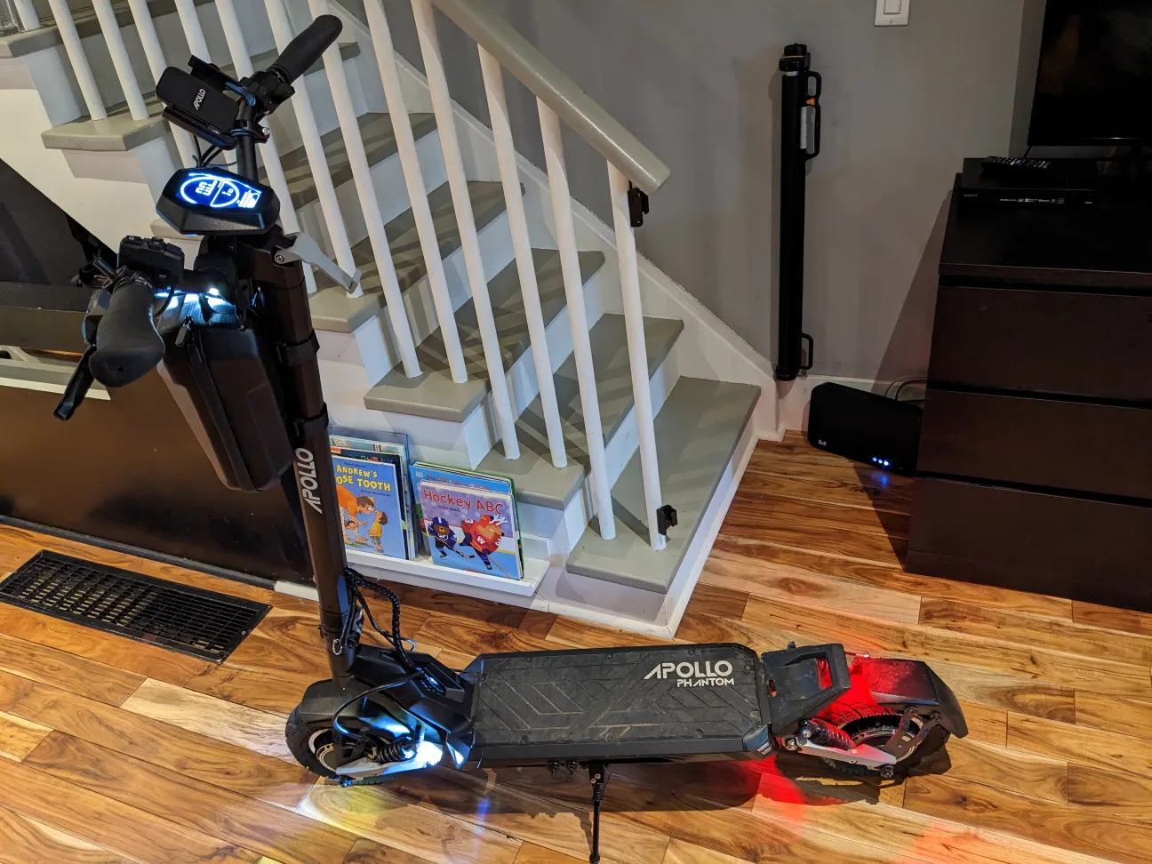 Apollo Phantom V2 Electric Scooter image indicator(2)