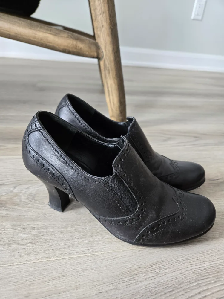 Women's Black Leather Heels, Size 7 image indicator(3)