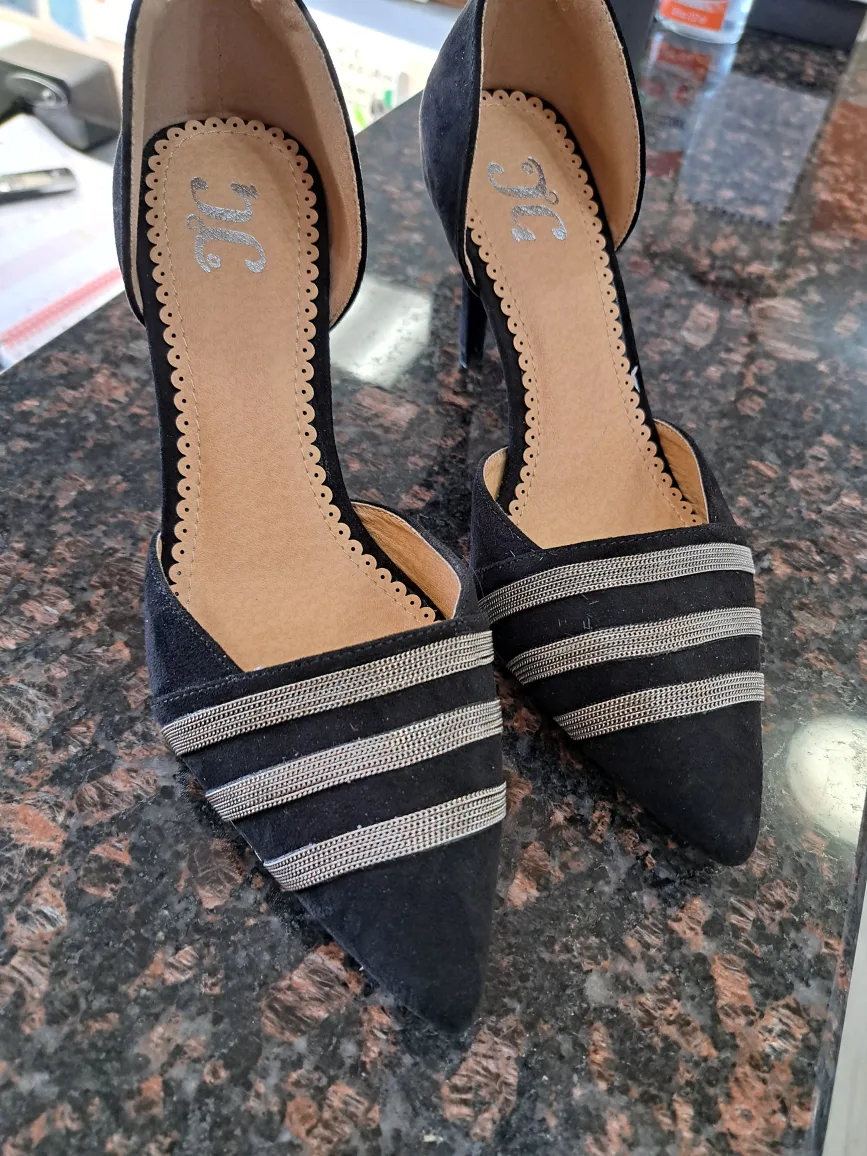 Black Suede Heels Size 7 image indicator(2)