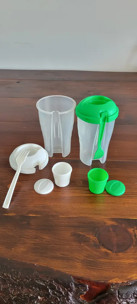 Salad Dressing Shakers & 5-Compartment Food Tray image indicator(4)