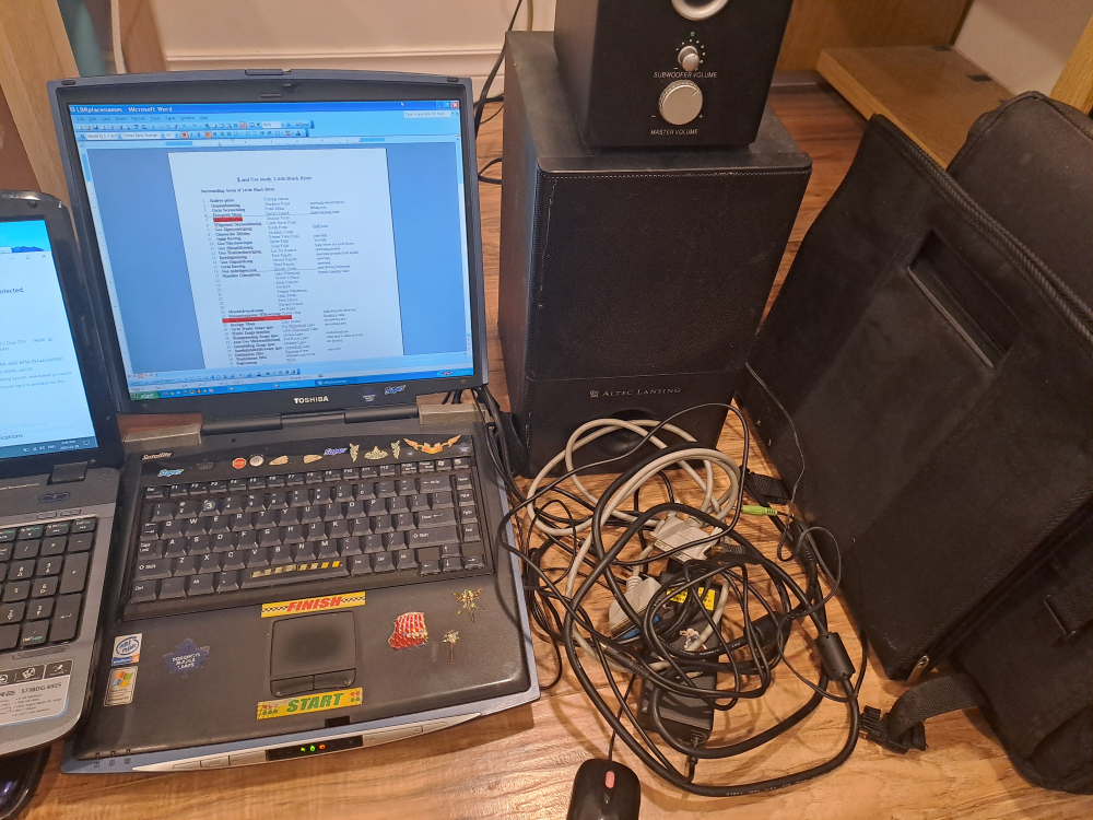 3 Laptops-1 speaker-accessories-bags - photo 3