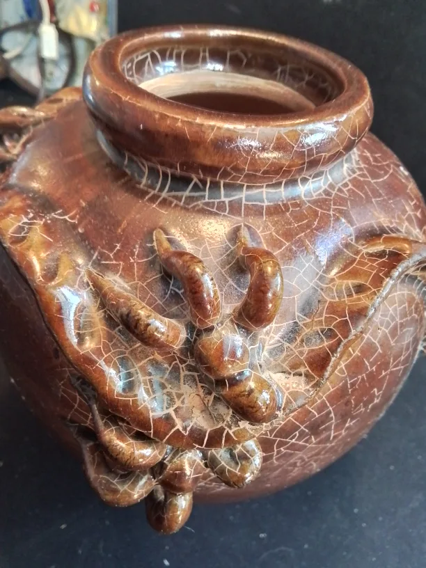 Chinese Brown Porcelain Dragon Vase image indicator(3)