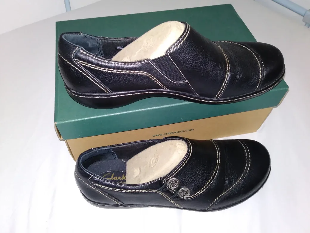 New Clarks Women's Black Leather Bendables Slip-on Shoes image indicator(2)