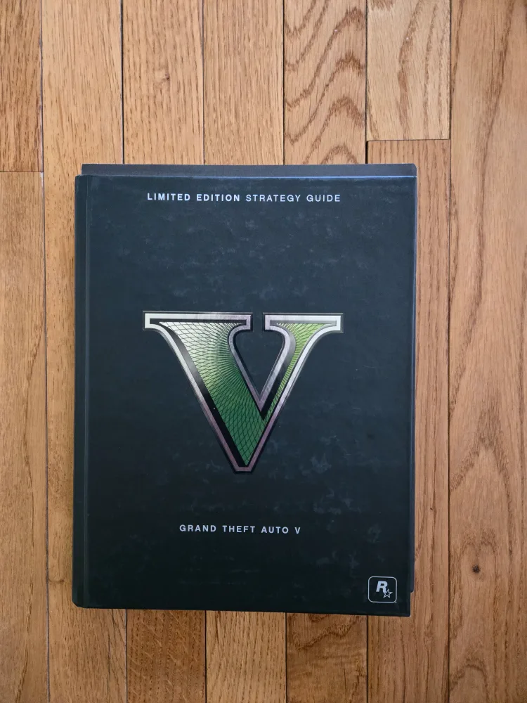 Grand Theft Auto V Limited Edition Strategy Guide image indicator(2)