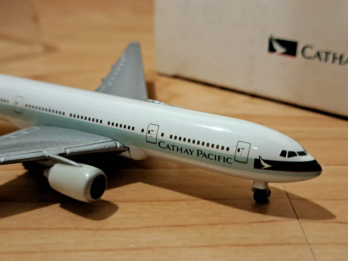 Cathay Pacific Boeing 777-200 Airplane Model 1:500 image indicator(2)