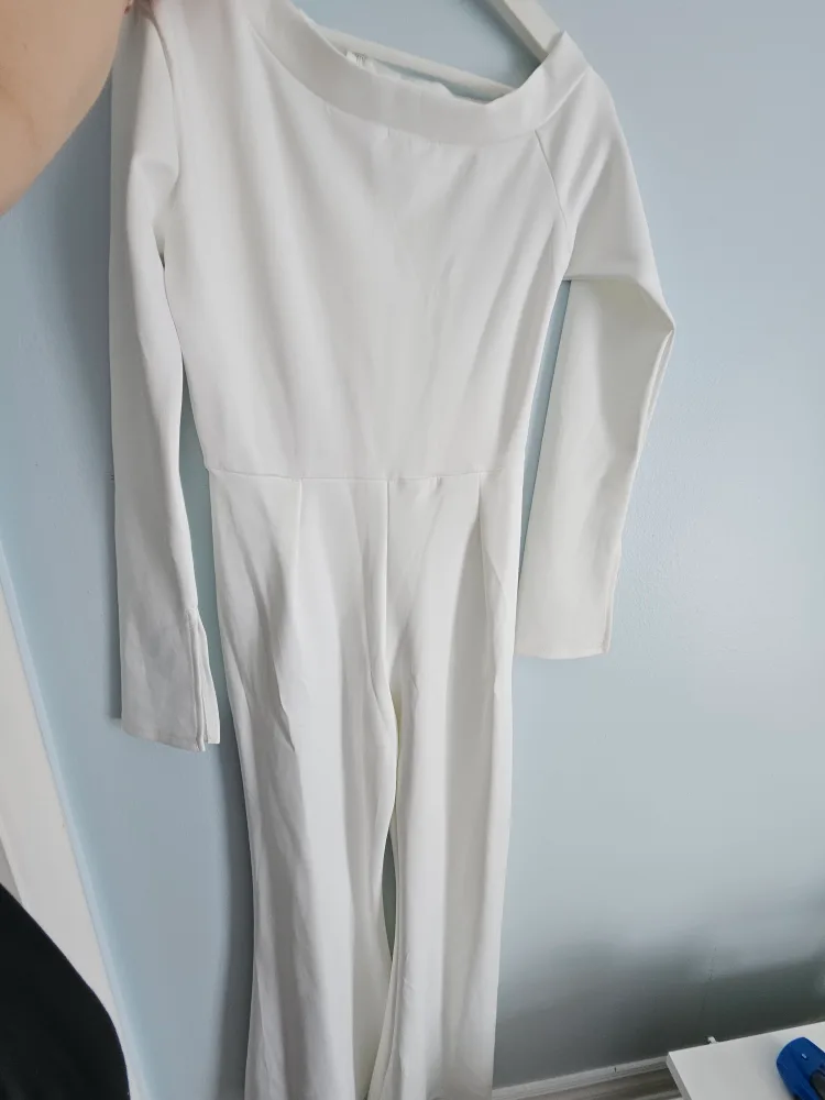 White Off-the-Shoulder Long-Sleeve Jumpsuit - Size M image indicator(5)