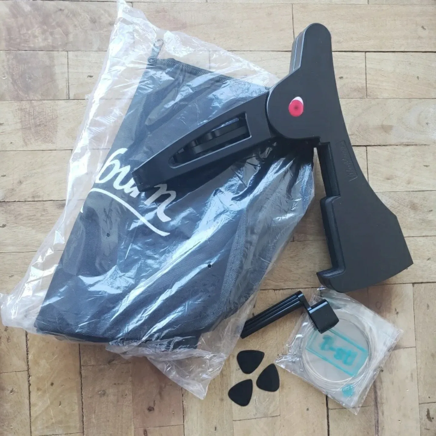 Washburn Acoustic Guitar & Accessories image indicator(6)